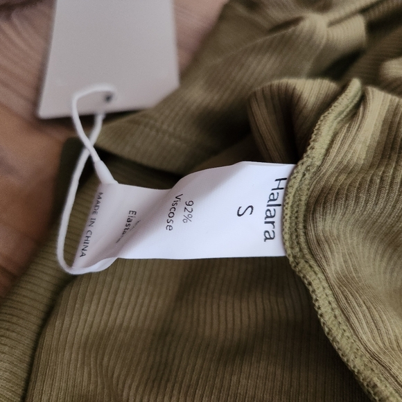 Halara Cross-over Tee, S - Picture 3 of 3